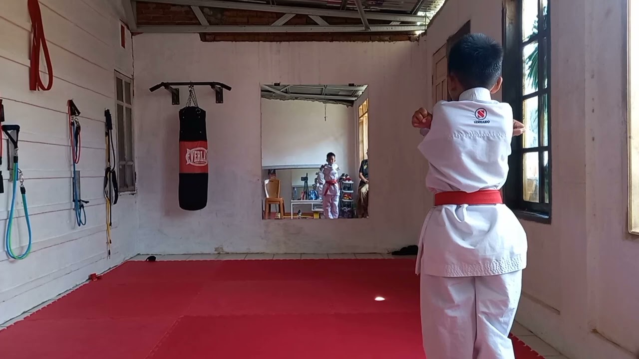 BELAJAR KATA UNSU.2 M.DZAKI DI RUMAH DOJO INKAI GOWA