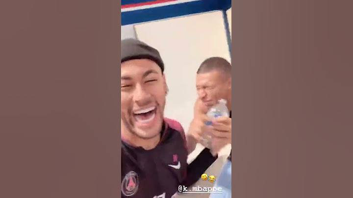 Neymar trolando Mbappé com garrafa de água