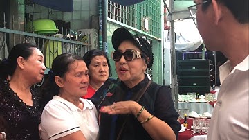 Vợ Cố NSƯT Chiêu Hùng ôm NSND Lệ Thủy bật khóc trong đám giỗ 1 năm của Chồng