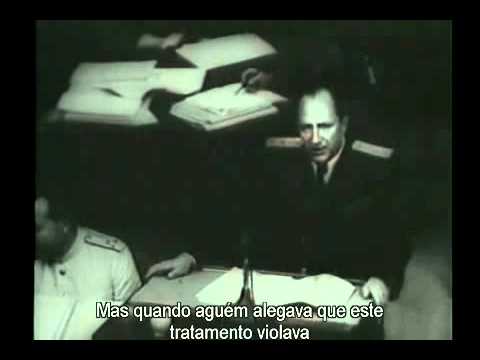 O Julgamento de Nuremberg, ou oficialmente, o Tribunal Militar Internacional (TMI) foi um Tribunal Internacional formado apÃ³s o fim da segunda Guerra Mundial, com o objetivo de julgar os crimes de guerra cometidos pelos chefes da Alemanha nazista e que feriram o direito internacional. Em agosto de 1945, reuniram-se em Londres representantes da GrÃ£-Bretanha, da FranÃ§a, dos Estados Unidos e da entÃ£o URSS Nessa ocasiÃ£o assinaram um acordo criando o Tribunal, que acabou sendo instalado na cidade de Nuremberg, na Alemanha. Os JuÃ­zes e promotores pÃºblicos que atuaram no julgamento tinham origem nesses quatro paÃ­ses. As regras que definiram quais os crimes seriam julgados, assim como as regras para os processos e para o julgamento, foram estabelecidas atravÃ©s da Carta de Londres. Entre 1945 e 1949 foram julgados 13 processos, nos quais estavam envolvidos 24 rÃ©us, embora apenas 21 tenham ido a julgamento. Dos acusados, 20 eram mÃ©dicos, acusados de cometer atrocidades. As vÃ¡rias acusaÃ§Ãµes foram classificadas em quatro modalidades principais, sendo que cada rÃ©u era acusado em uma ou mais modalidades. Foram elas: - ConspiraÃ§Ã£o e atos deliberados de agressÃ£o - Crimes de guerra - Crimes contra a paz - Crimes contra a humanidade Dos 22 rÃ©us julgados em Nuremberg tiveram as seguintes sentenÃ§as: - 10 anos de prisÃ£o -- Karl Donitz - 15 anos de prisÃ£o -- Canstantin Von Neurath - 20 anos de prisÃ£o -- Baldur Von Schirach e Albert Speer - PrisÃ£o PerpÃ©tua -- Rudolf Hess, Erich Raeder, Walther <b>...</b>