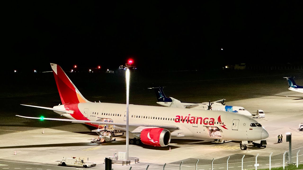 live-emergency-landing-dreamliner-avianca-flight-av46-in-ponta-delgada