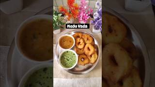 क्रिस्पी मेदू वड़ा रेसिपी।South Indian Style Medu Vada Recipe। मेदू वड़ा कैसे बनाएं।#shortvideo