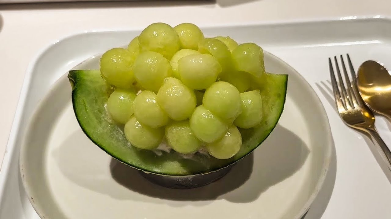 japanese street food - beautiful melon dessert 船形メロンケーキ