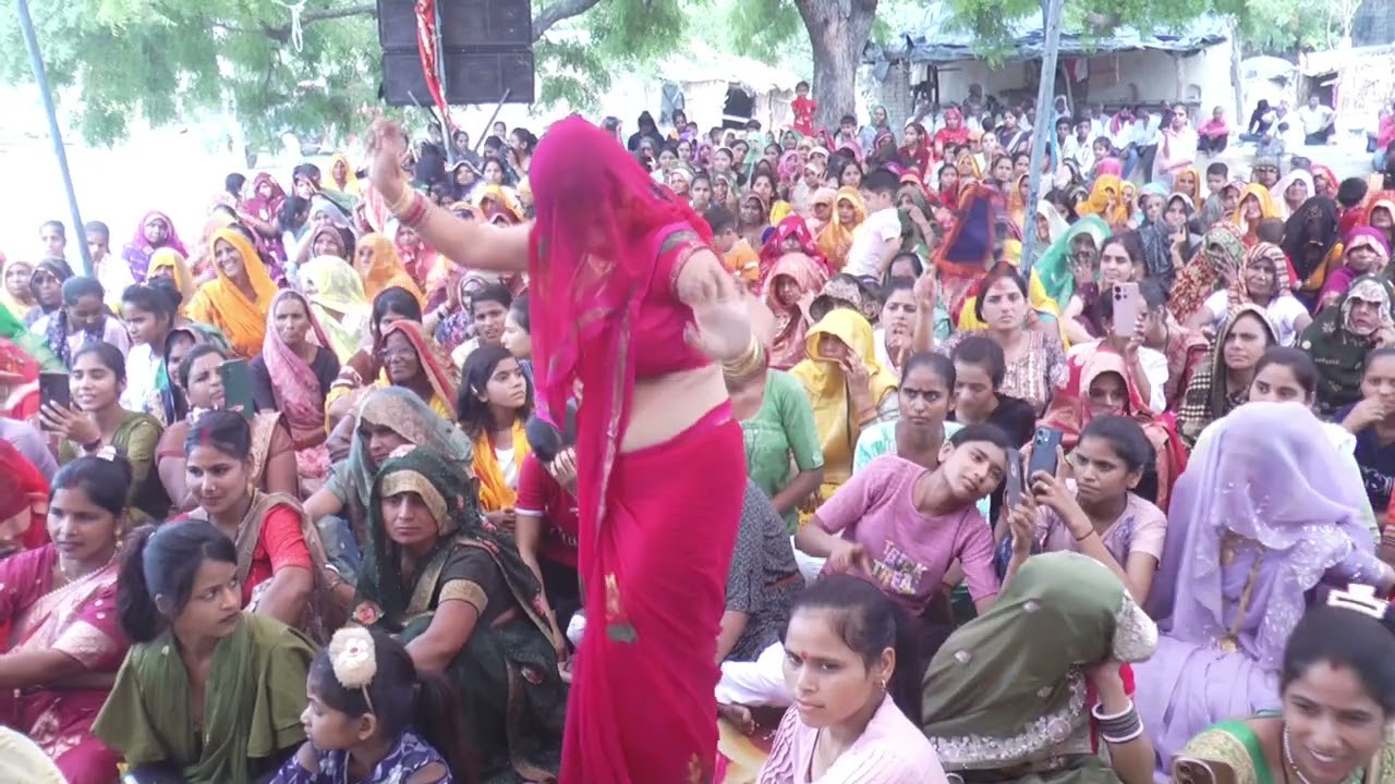 माधुरी किशोरी गुलाबी साड़ी वाली भाभी ने किया जमकर के डांस