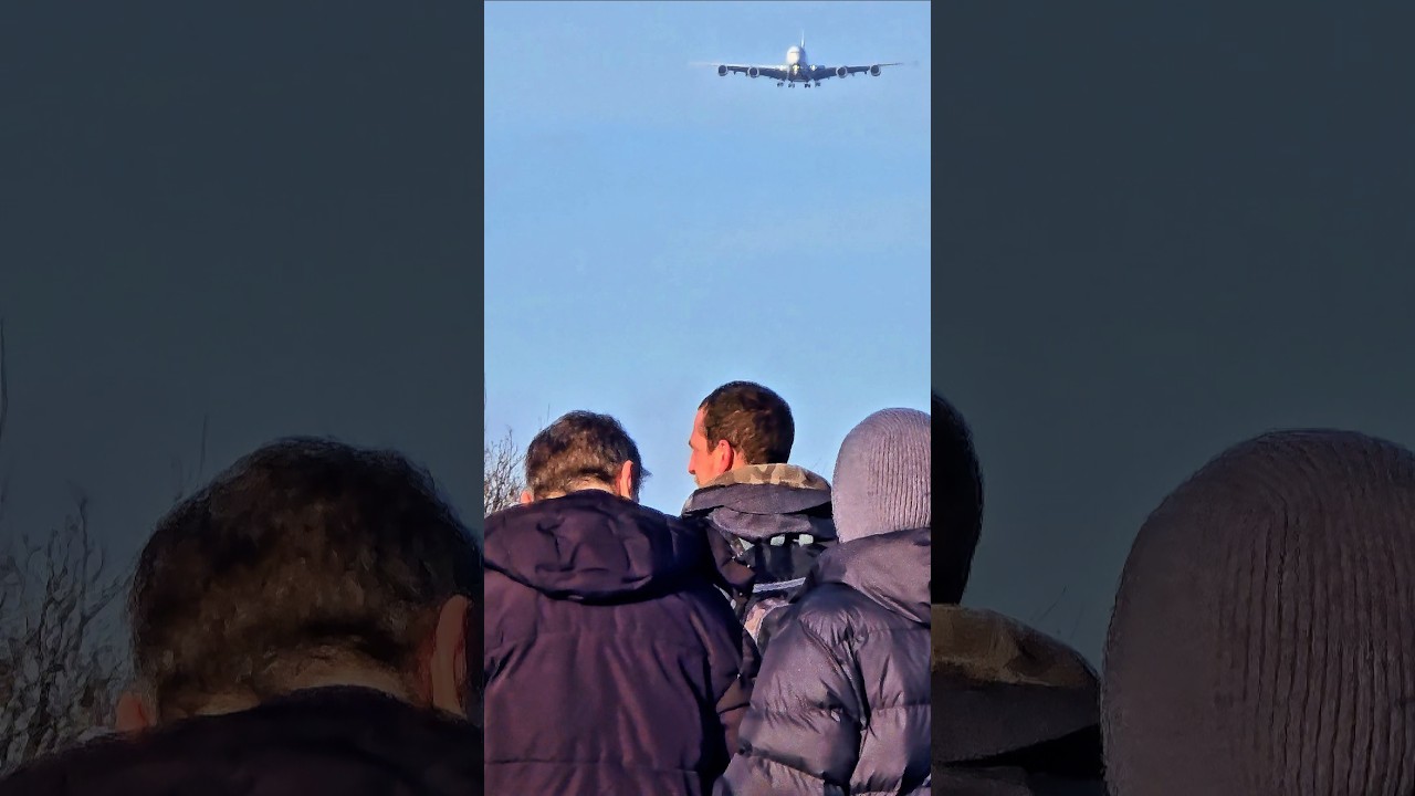 World's biggest Airplane Airbus A380 Emirates landing approach 