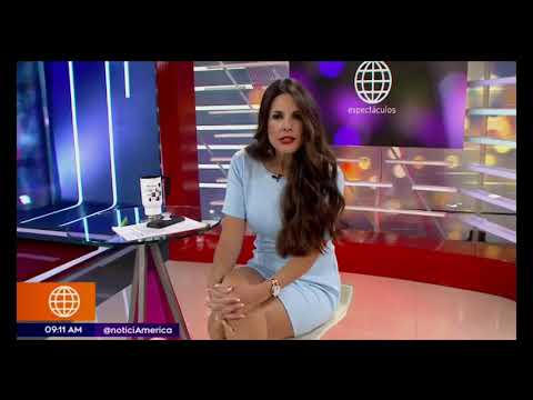 Rebeca Escribens con vestido celeste