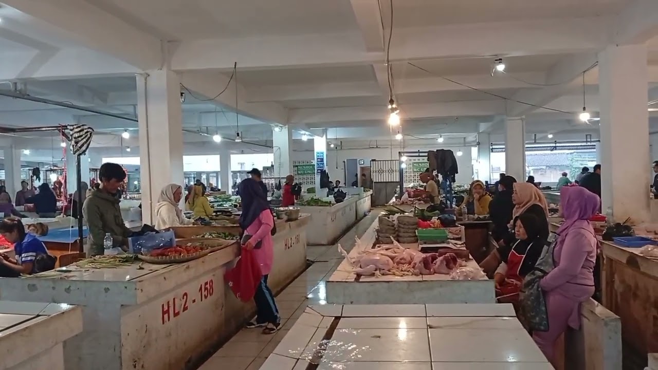 Suasana pagi di pasar tradisional banjaran kab bandung sangat teratur dan ramai 
