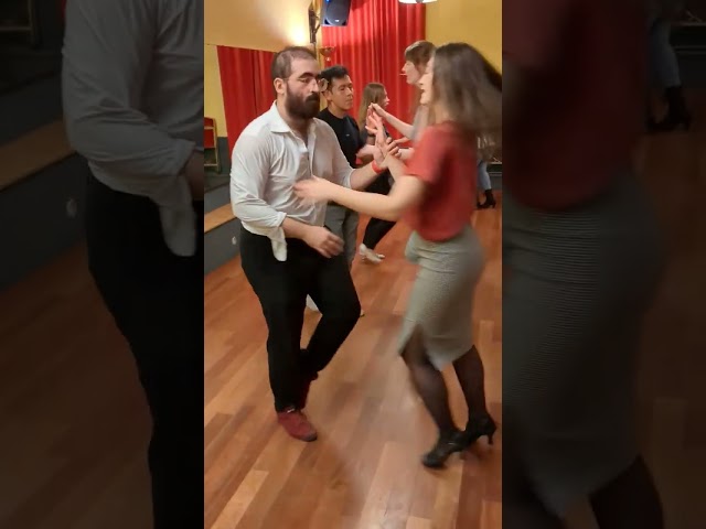 Nouveau cours débutants Salsa & Bachata
- jeudi 17 octobre 2024 à 19h 
… et chaque semaine, jusqu’au 19 décembre 2024
Ad