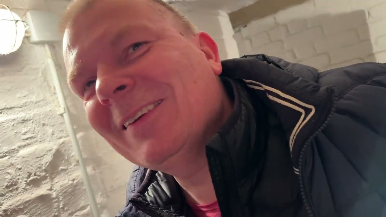 Das Mehtenvieh kauft einen Rollstuhl im Hotel des Schänders