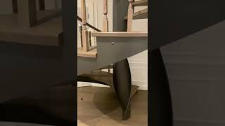 Винтовая лестница с изогнутым металлическим каркасом