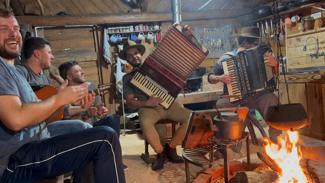 NESTA COZINHA DE CHÃO BATIDO CONHECEMOS OS COBRAS DO TECLADO - POUSADA SÃO JOSÉ BADON BATISTA