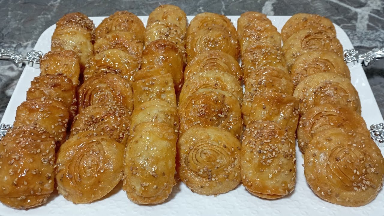 رغايف العيد بلا كثرة لوي وطوي طلقيها مرة وحدة وحضريهم دفعة وحدة مورقين ومقرمشين هاد الوصفة ماتفلتهاش