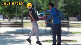 Lanzando Un Vaso De Agua A La Cara A Desconocidos