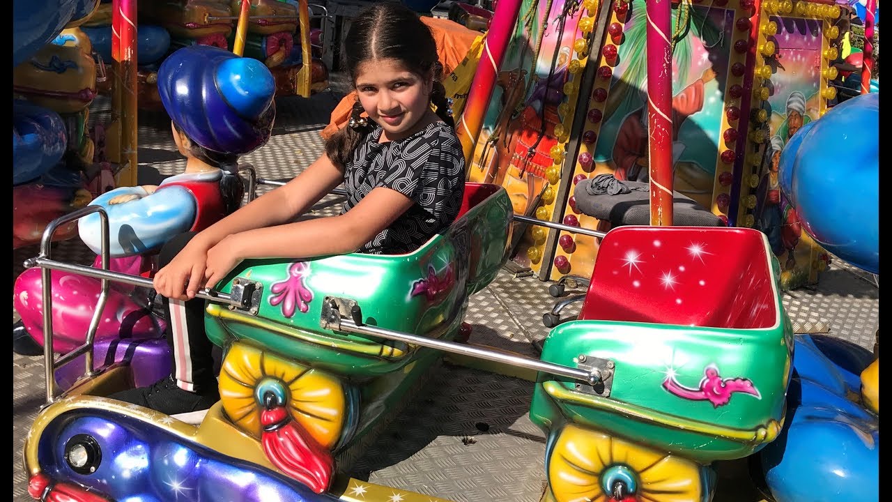 Karusellen, Inessa Mari Spelar i en nöjespark. Attraktion för barn.