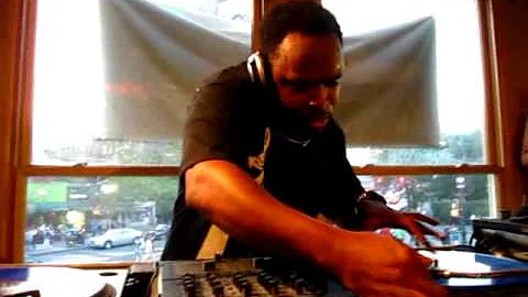 DJ Spinna on the 1's and 2's @ Fat Beats, NYC (The Final Day)