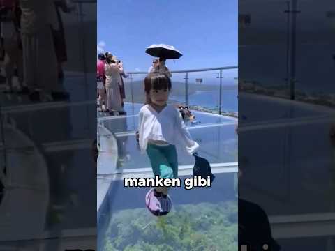 Manken gibi yürüyen küçük kız