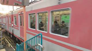 花山駅を発車する神戸電鉄3000系。