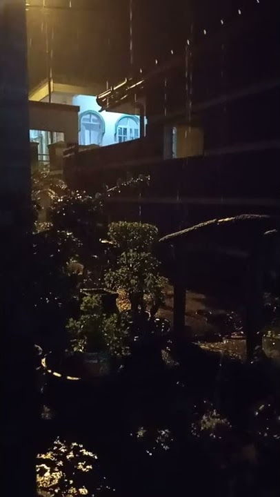 Hujan | malam hari | depan rumah | Petir