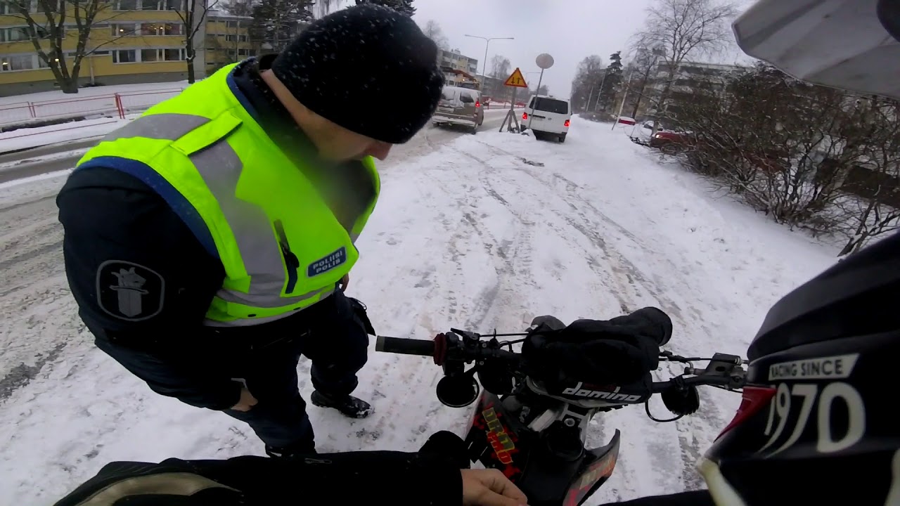 Linttapulveria ja poliisit pysäyttää