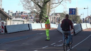 Leidse Bostelbrug Met Verkeersregelaars