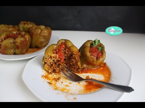 Video: Wie man mit Fleisch und Reis gefüllte Paprika macht