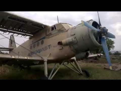 ძველი თვითმფრინავი აეროპორტზე