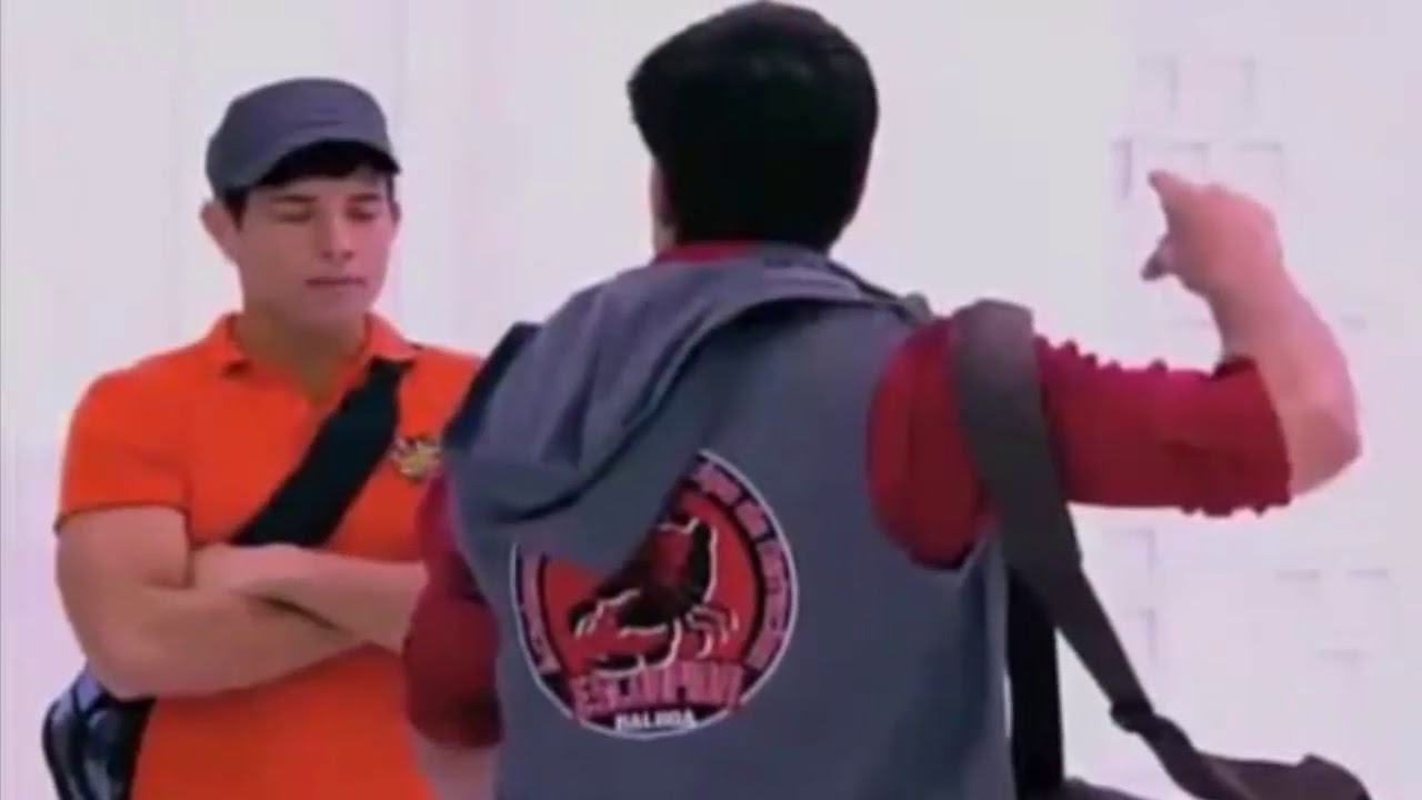 Manú se transforma en diego e intenta besar a mecha