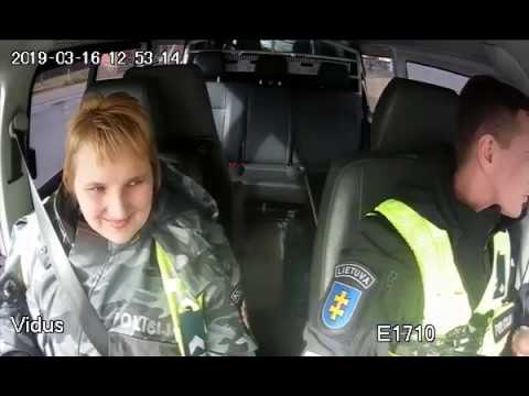 Video: Sumontuotas Policijos Pareigūnas Sustoja žaisti Arklio žaidimą