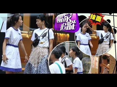 徐濠縈接女兒放學各種溫馨互動，14歲女兒穿校服很清秀！