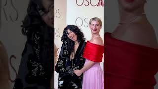 Odessa A'zion and Jessie Buckley share a fun moment on the Oscars carpet 📸