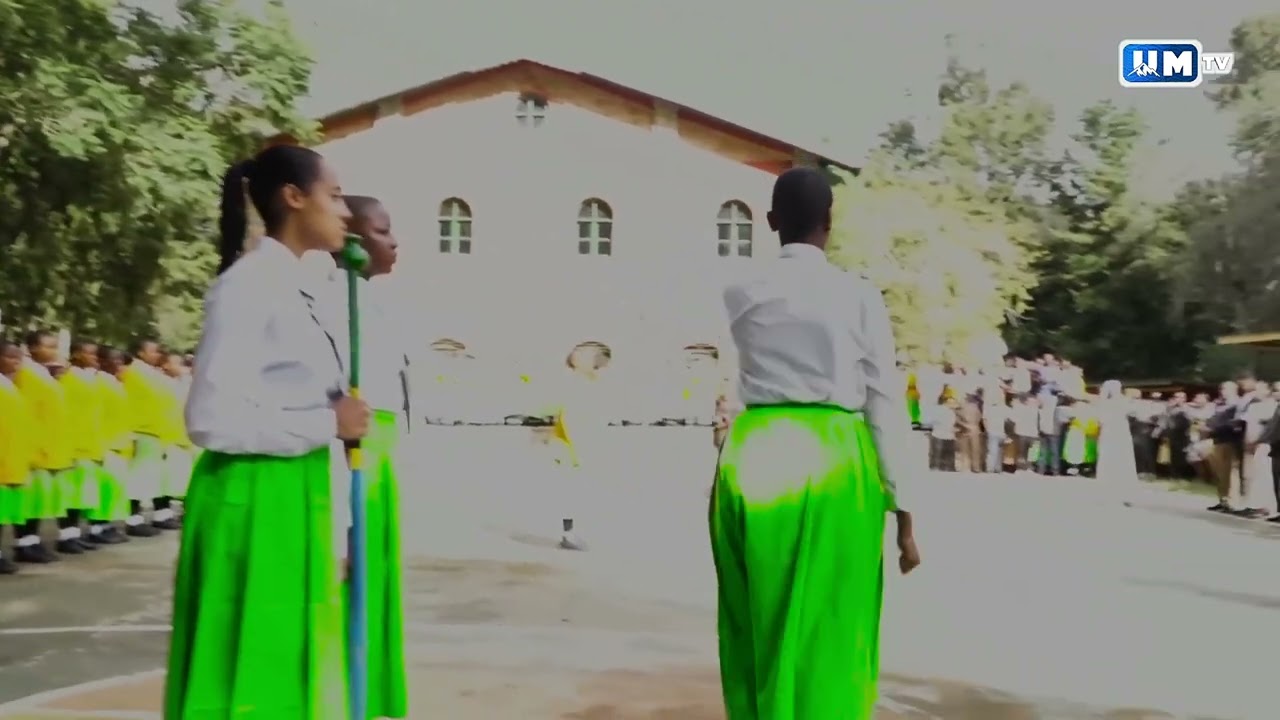 TAZAMA KIONGOZI WA GWARIDE ANAPOMKARIBISHA  MGENI RASMI KUKAGUA VIKOSI VILIVYOJIPANGA KWA GWARIDE .