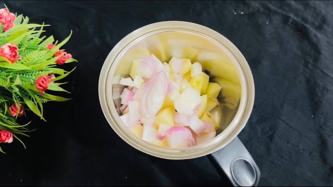 मिक्सरच्या भांड्यात चिरलेला बटाटा चिरलेला कांदा टाकून तर पहा .॥ 