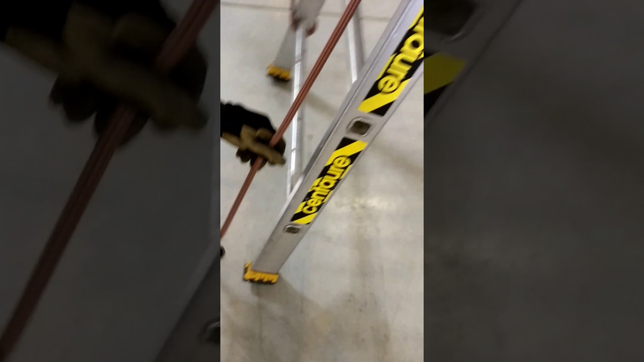 Sécuriser une échelle sur un poteau vertical