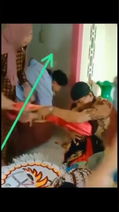 Viral Ibu ibu ini mengeluarkan jurus apuh buat nyembuhin kesurupan 😱🤣#shorts #fyp