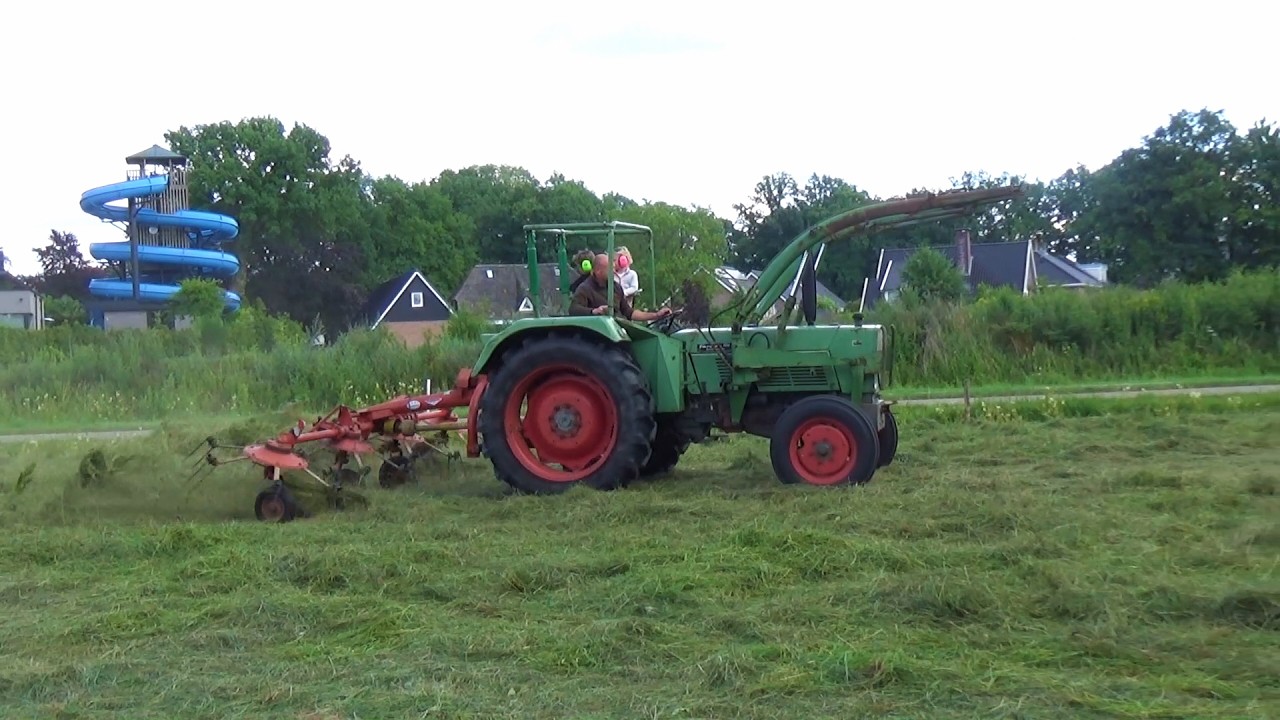 Fendt tedding hay