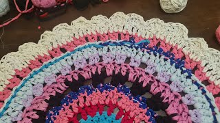 Alfombra mandala, SEMICIRCULAR, con totora o trapillo a crochet. 