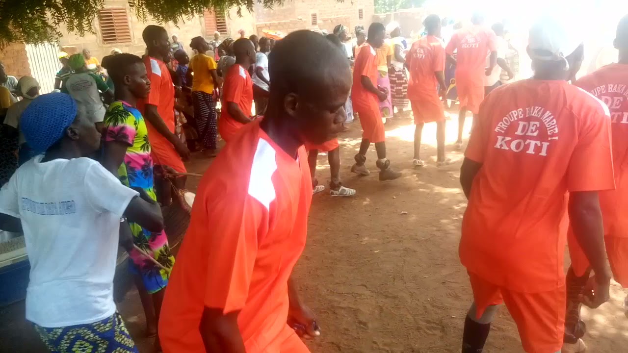 Danse traditionnelle de la famille NABIÉ à Koti tout comme à Kabourou.