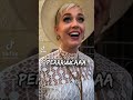 هههههه كايتي بيري تنطق كلمة باروكة بدل بالوكة 