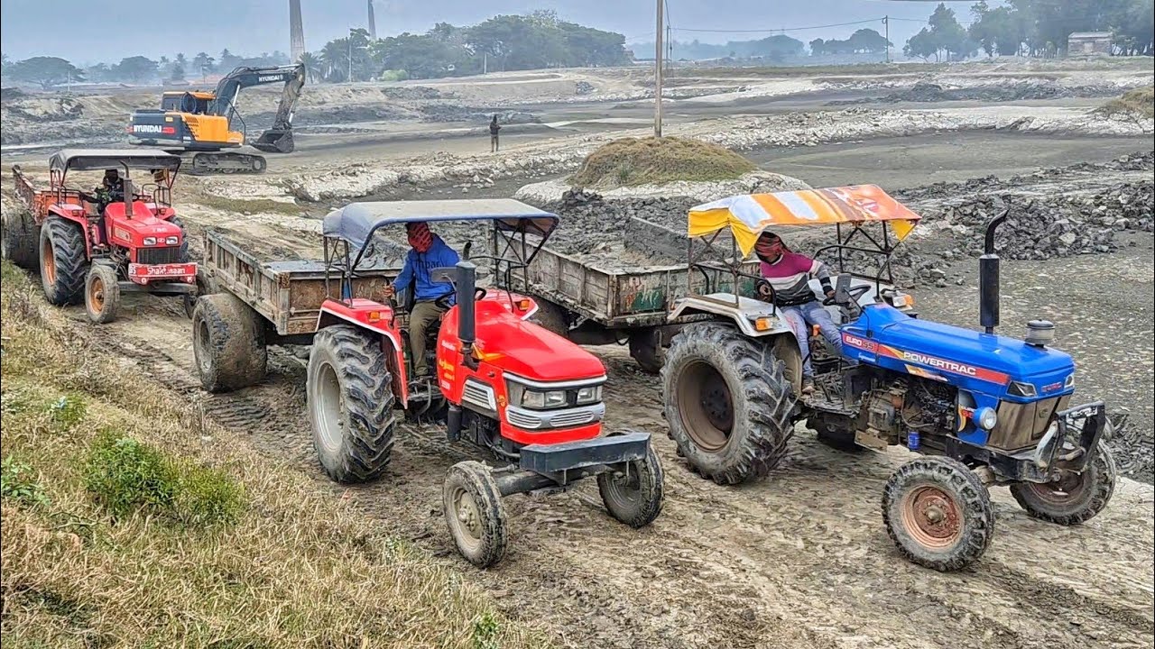JCB Hyundai 150L Machine loading mud in Mahindra and Powertrac Tractor / Tractor Stuck 