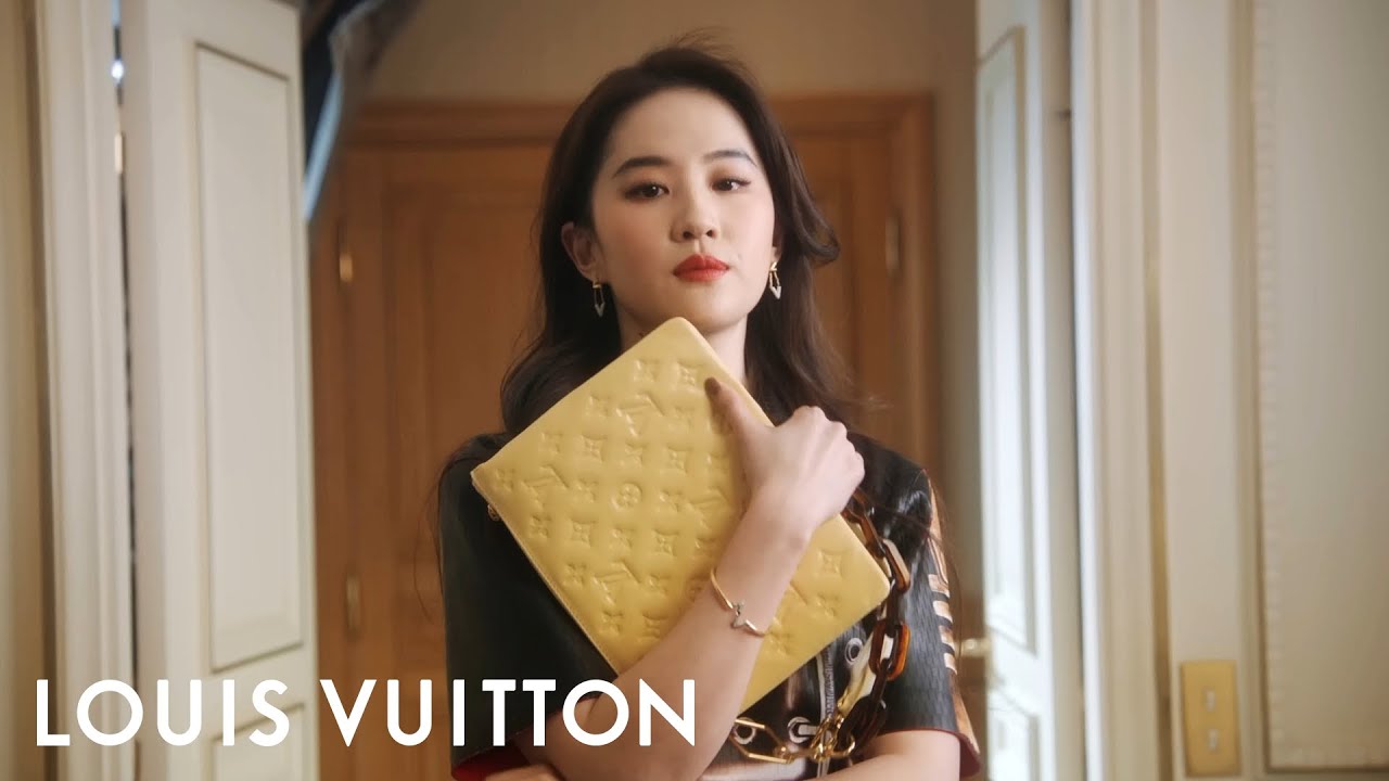 04/03/2023] Liu Yifei at Beijing airport, go to France to attend Paris  Fashion Week for Louis Vuitton brand. @yifei_cc #CrystalLiu…