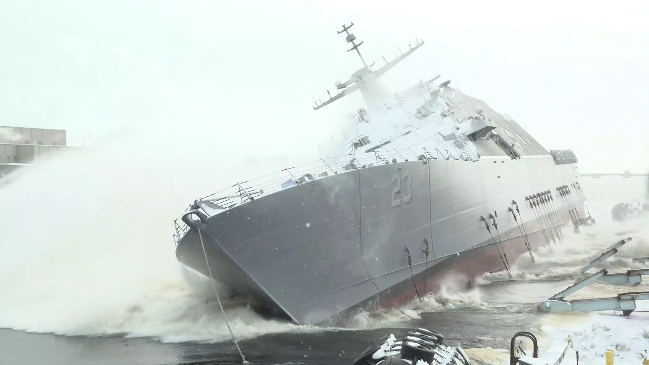うわっ豪快 米海軍の新鋭艦が横滑りで水に放り込まれる進水式が荒っぽい 1 2 ページ ねとらぼ うわっ豪快 米海軍の新鋭艦が横滑りで水に放り込まれる進水式が荒っぽい 1 2 ページ ねとらぼ