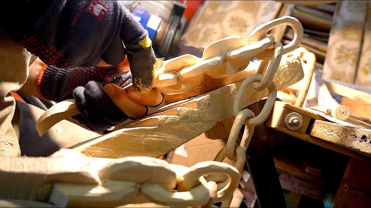 Как резчик по дереву сделал свадебные ложки и деревянную цепочку из одного куска дерева — без клея!