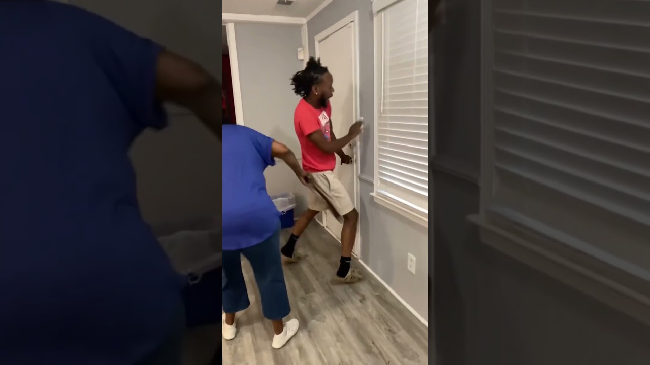 Who Get Giant Vs Tiny Snacks Couple Couplecomedy Girlfriend Boyfriend Comedy Relatable - YouTube Auto PHP Script