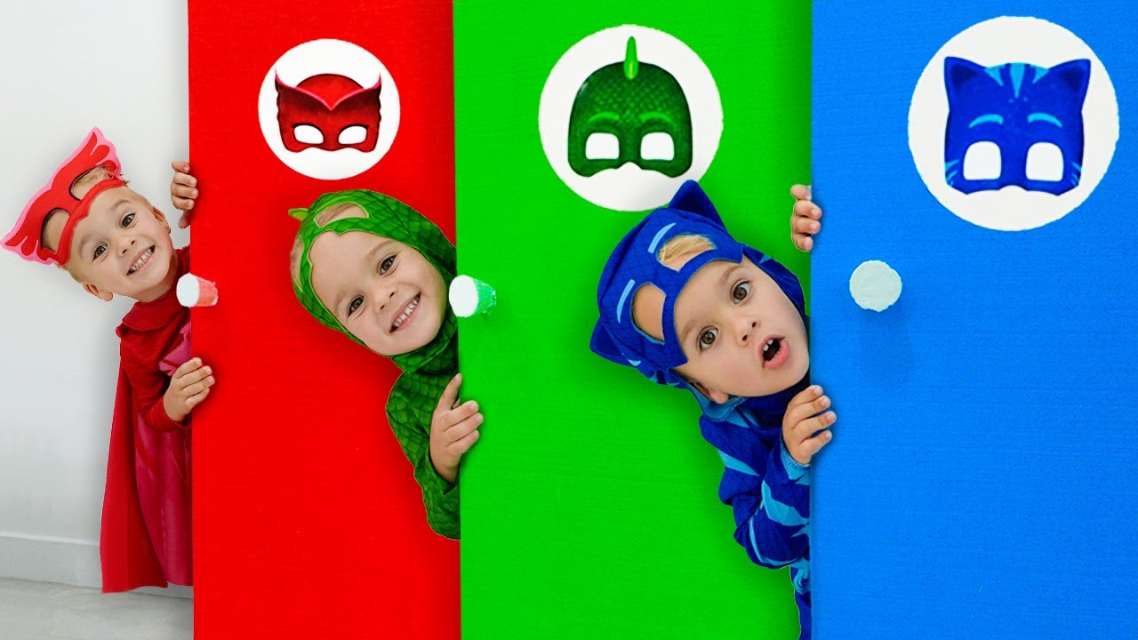 Крис превращается в разных супергероев