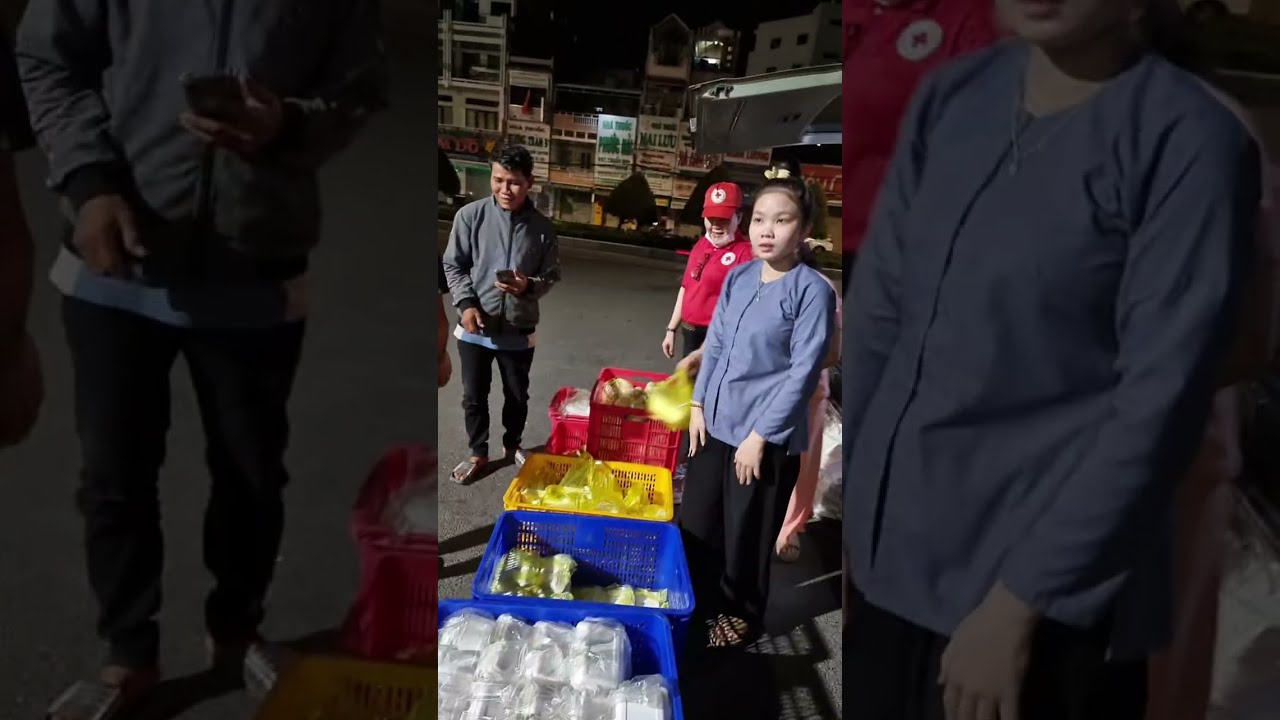 huynh đệ đang phát cơm và cháo chay gieo duyên ngày 30 tại bv đa khoa cần thơ