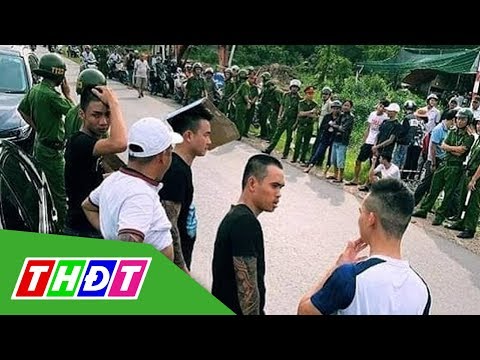Video Tạm đình chỉ 2 cán bộ công an bị giang hồ bao vây trên... - youtube