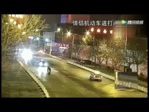 小情侣路中间争执打闹，突然监控拍下这样一幕！ ! ! !
