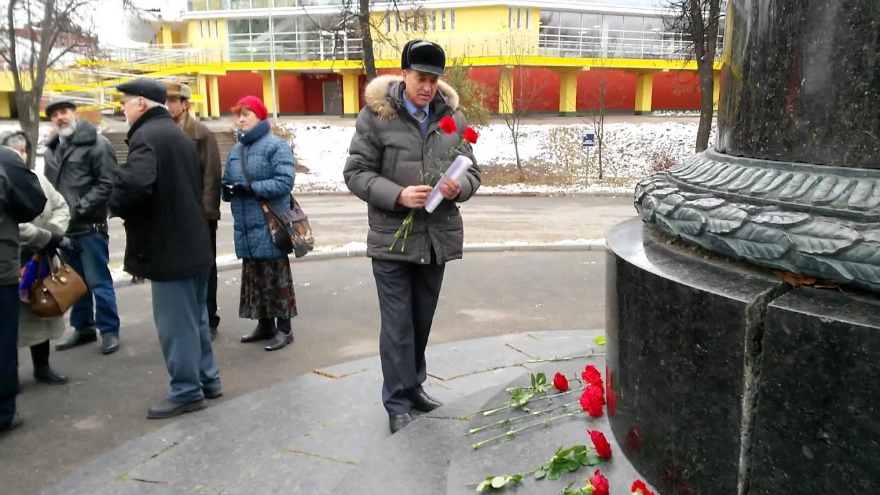 2015.10.31 - Иваново - Коммунисты у памятника Фрунзе