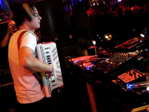 Eric Sneo + Acorden (Tanz der Familie 2009) @ Code...