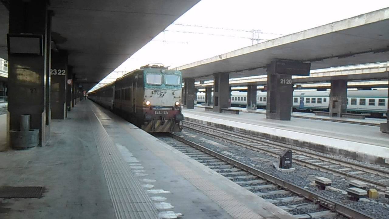 E656.274 in partenza con l' IC 518 "Tirreno" Roma Termini - Ventimiglia